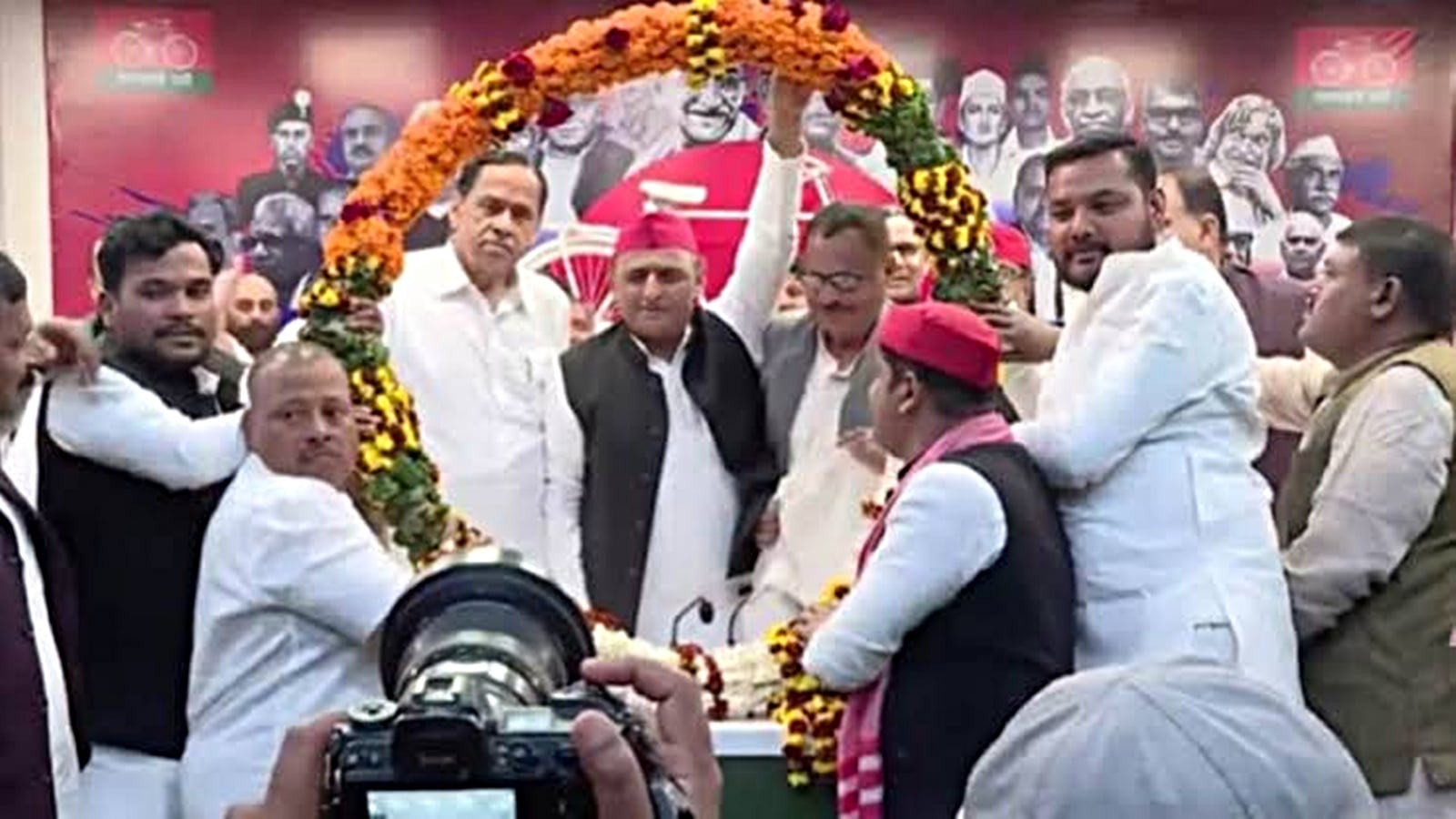 Jolt to Congress, boost for SP: Ex-UP minister Naseemuddin Siddiqui rallies behind Akhilesh