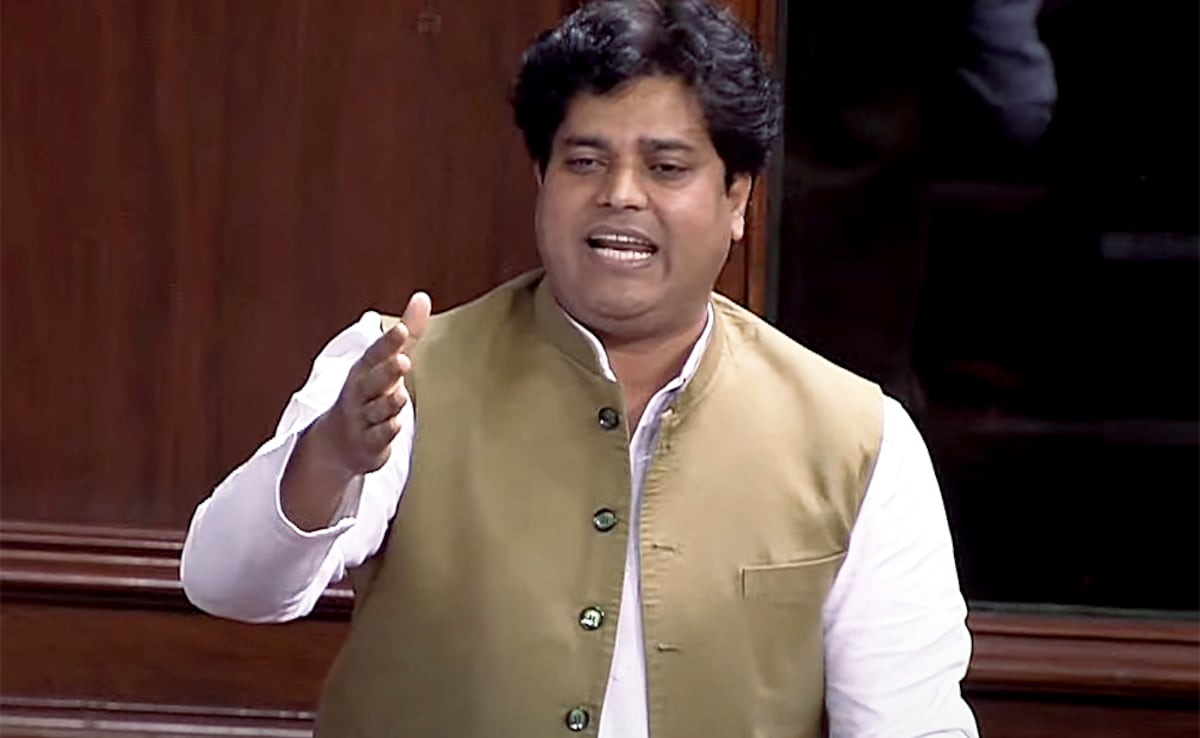 इमरान प्रतापगढ़ी ने संभल के वर्तमान सर्कल ऑफिसर (CO) कुलदीप कुमार के हालिया बयान पर सवाल उठा रहे हैं।