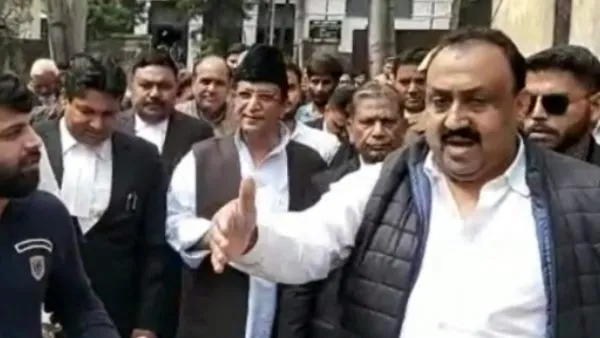 जेल में बंद आजम खान का संदेश मीडिया को सुनाने वाले यूसुफ मलिक पर रामपुर, यूपी पुलिस ने FIR दर्ज की।