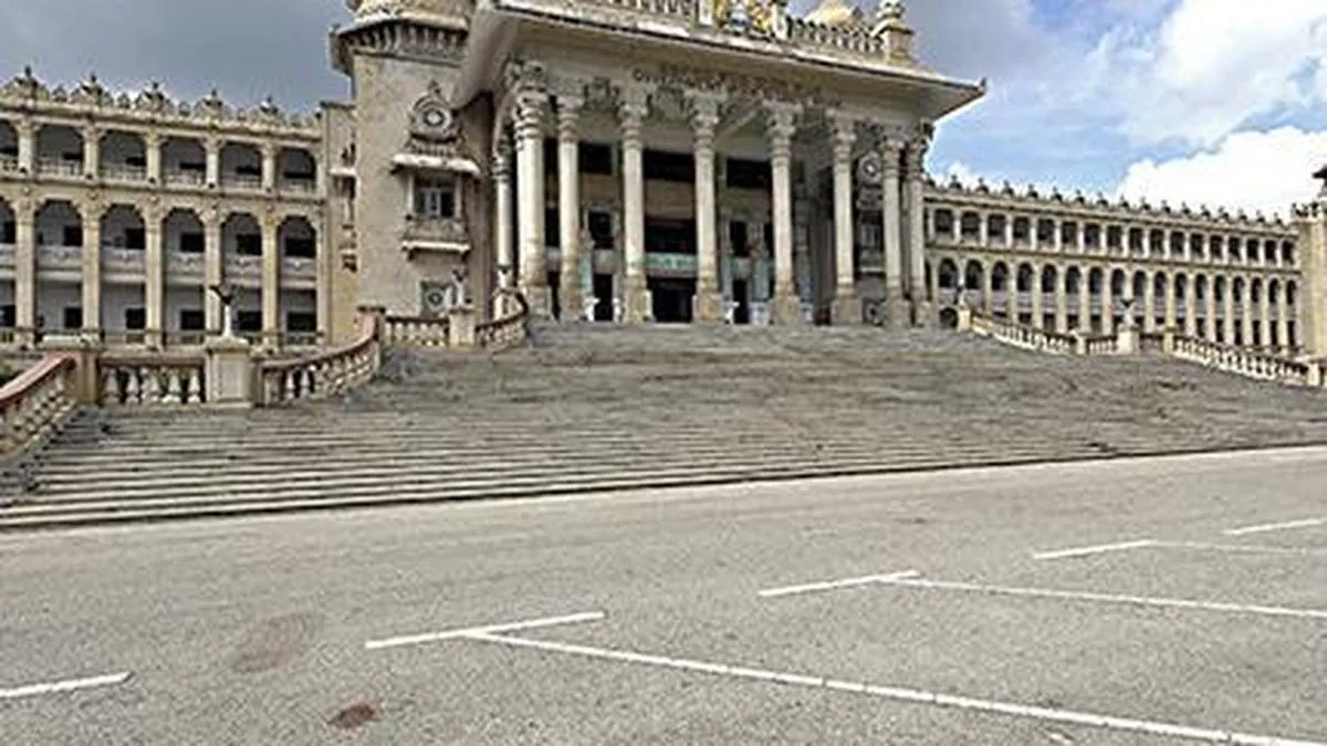 AITUC stages protest demanding immediate revision of minimum wages in Karnataka