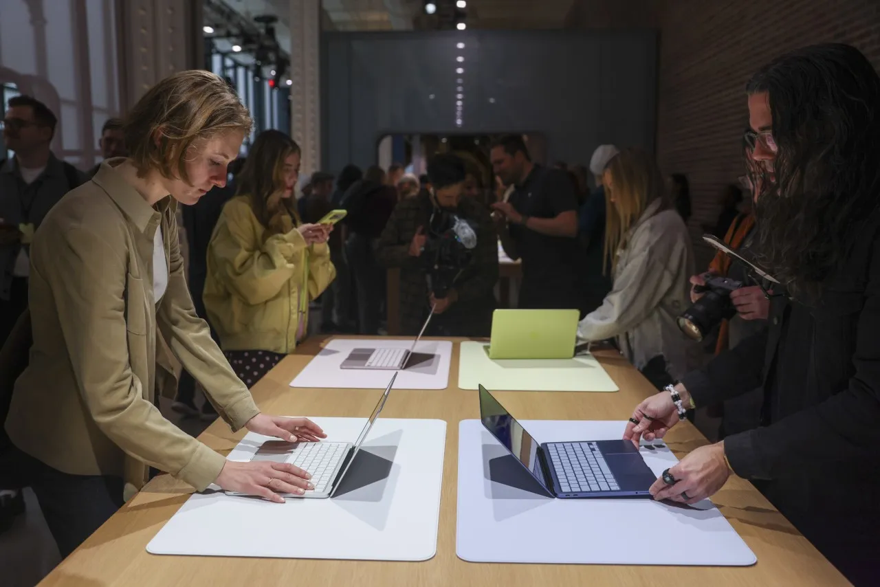 Apple Uses Low Prices to Attack Rivals During Memory-Chip Crunch