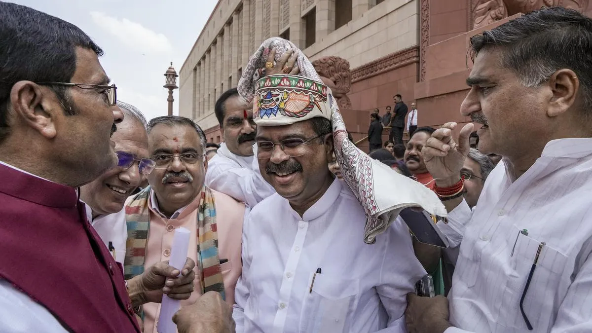 BJP MPs greet Pradhan with &lsquo;Zindabad&rsquo; slogan, Opposition hits back with &lsquo;paper chor' chant