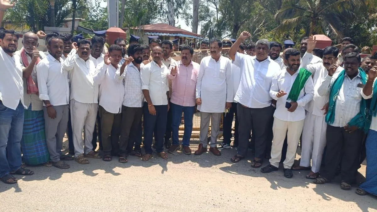 Congress stages protest outside ITC factory near Yelwal over tobacco price crash