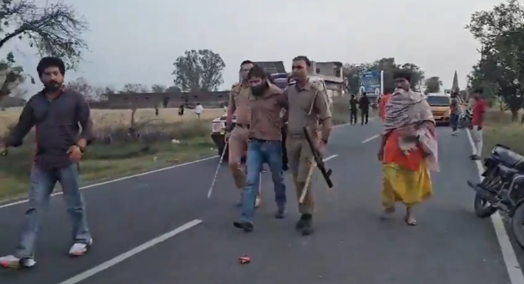 मथुरा वबाल अपडेट-13 उपद्रवी गिरफ्तार। 22 नामजद सहित 250&ndash;300 अज्ञात उपद्रवियों पर गंभीर धाराओं में FIR हुई। अफवाह फैलाने में दक्ष चौधरी और उसके 3 साथी भी पकड़े गए। - TownLive News