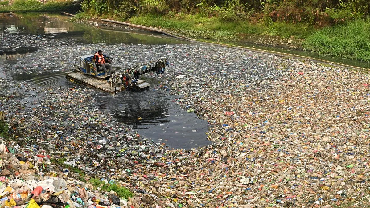 Eluru canal chokes with garbage; municipal authorities term it a temporary problem