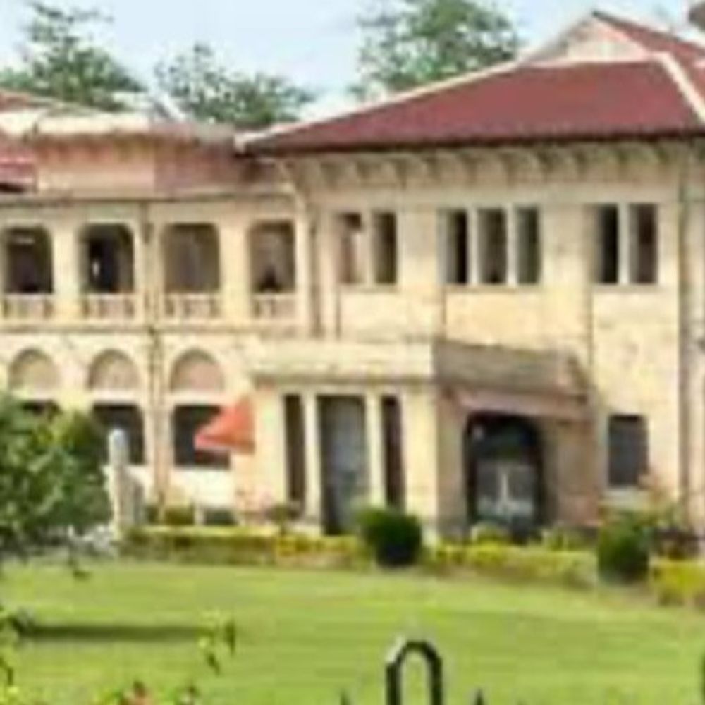 बादशाहपुर दरोगा पर जमीन हथियाने का आरोप:इलाहाबाद हाईकोर्ट ने एसपी जौनपुर से दो हफ्ते में मांगी जानकारी