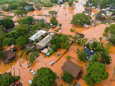  Hawaii suffers its worst flooding in 20 years and forecasters warn more rain is coming - TownLive News