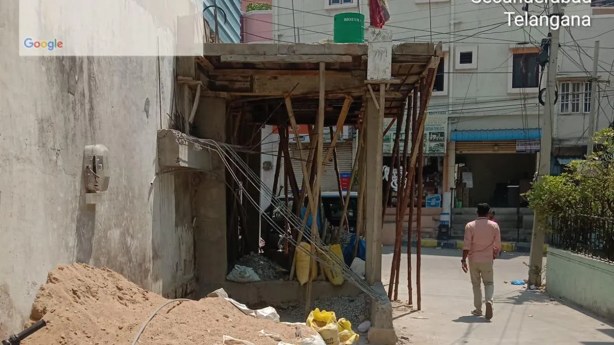 HYDRAA demolishes two-storey structure encroaching road in Hyderabad&rsquo;s Bansilalpet - TownLive News