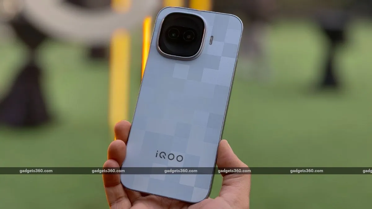 iQOO 15R With Snapdragon 8 Gen 5 Chip Goes on Sale in India Today: Price, Offers
