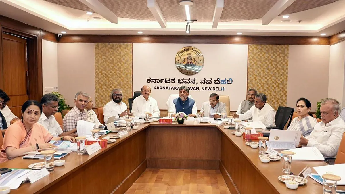 Karnataka Chief Minister presents 13 pending proposals,  appeals to MPs to strive for State&rsquo;s progress beyond party lines