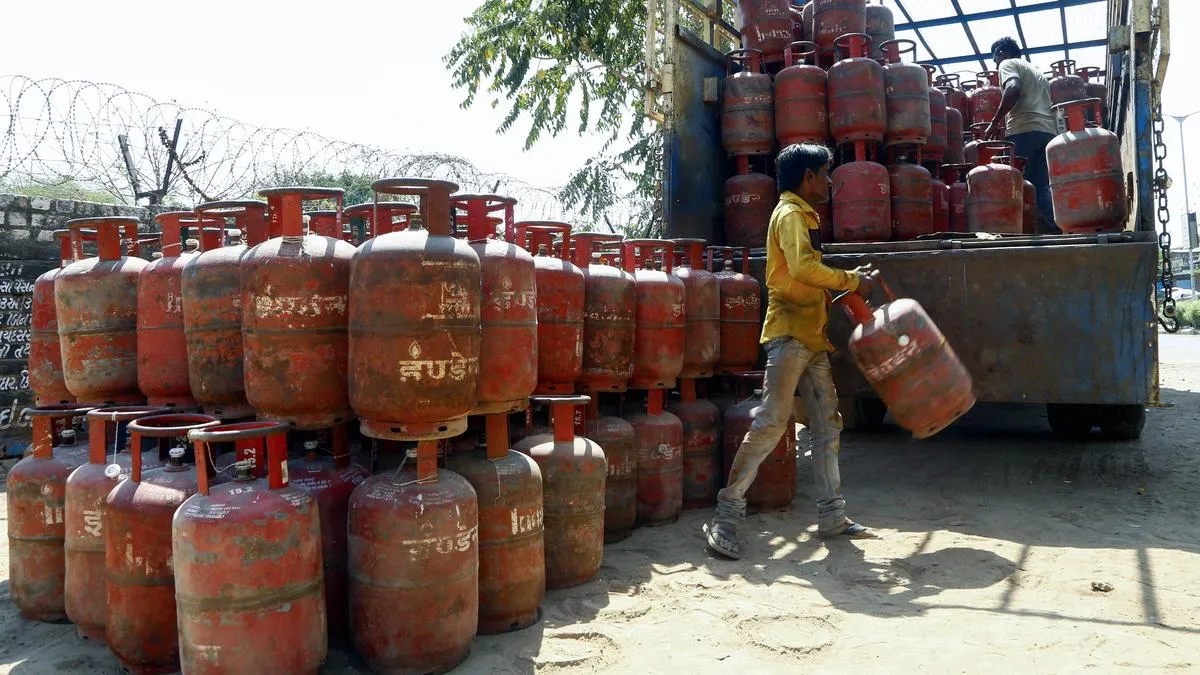 Madhya Pradesh govt directs Collectors to review LPG supply arrangements, prevent black marketing