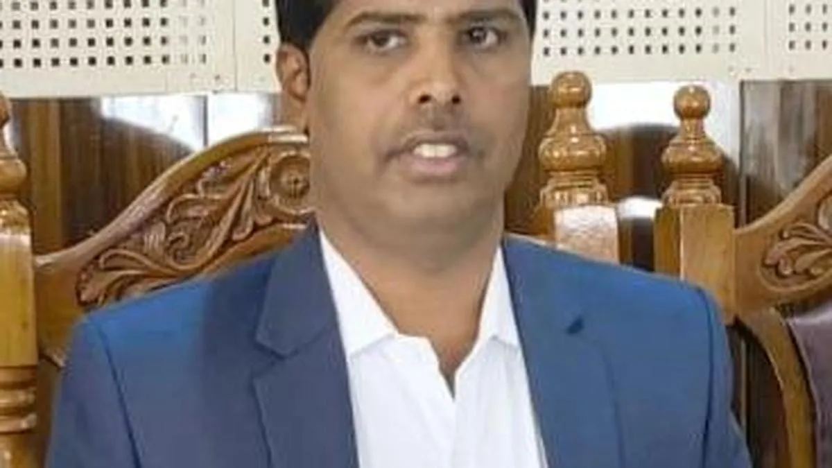 Mandya Deputy Commissioner instructs petrol outlets not to supply fuel in cans, bottles or similar containers