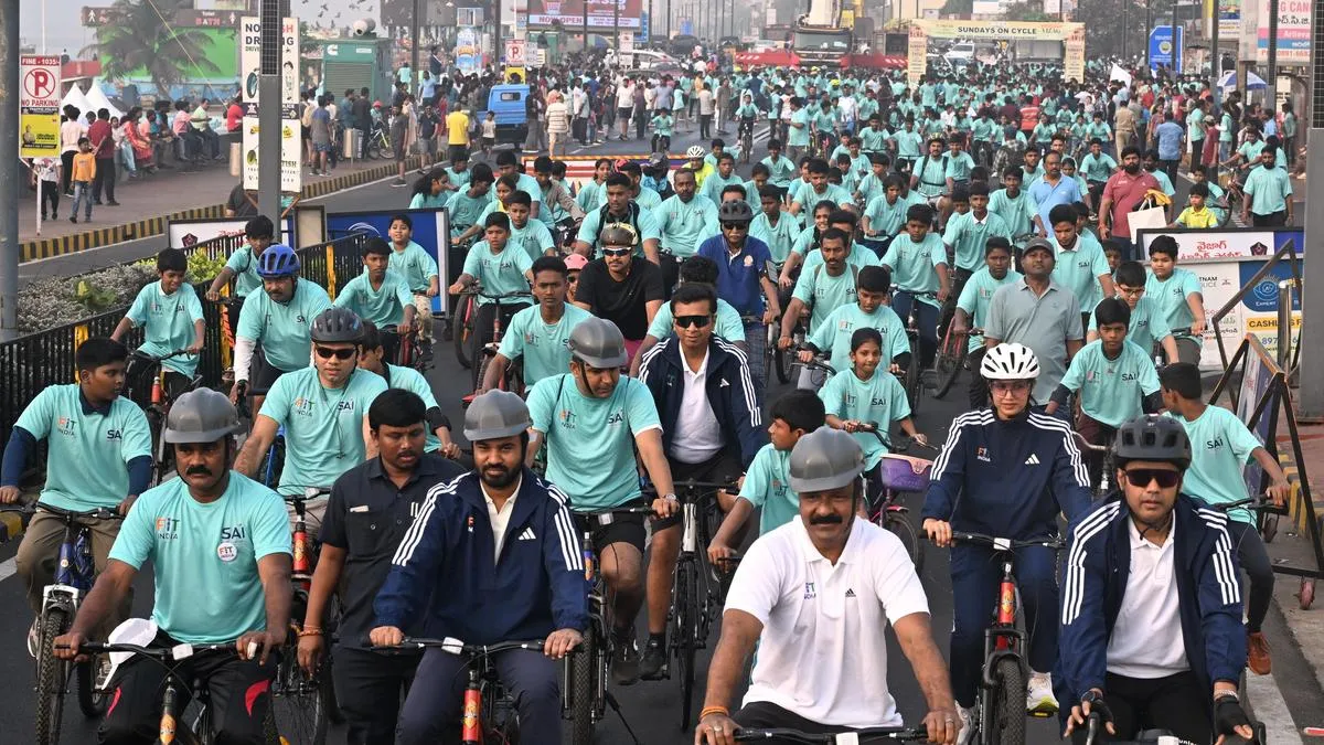 Over 800 cyclists kick off &lsquo;Fit India Carnival&rsquo; in Vizag