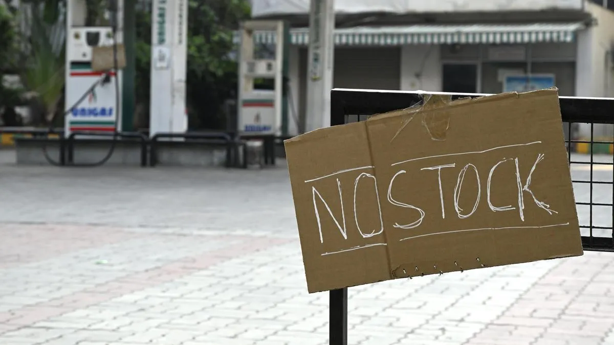 Rush at Hyderabad fuel outlets for second day; people join serpentine queues from March 25 early morning