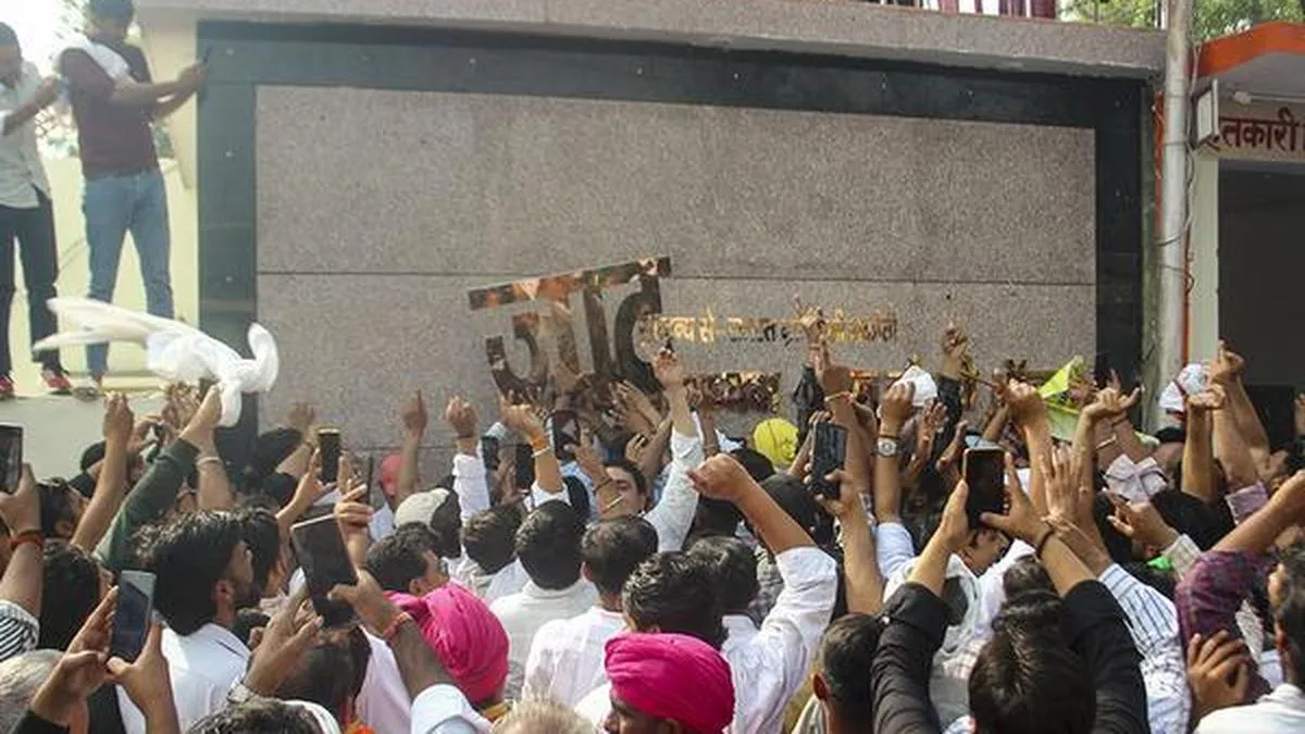 Statues come alive as poll season warms up in U.P. - TownLive News