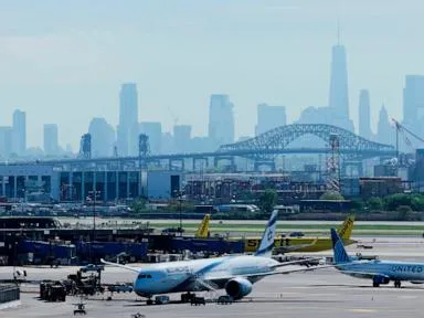  United flight landing in Newark strikes light pole on New Jersey Turnpike, FAA says - TownLive News