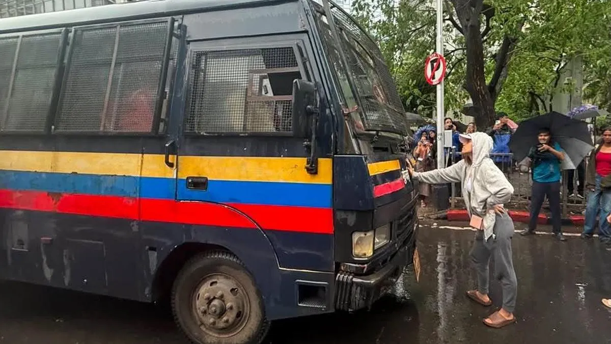 Woman who stopped Mumbai police van files complaint against online abuse - TownLive News